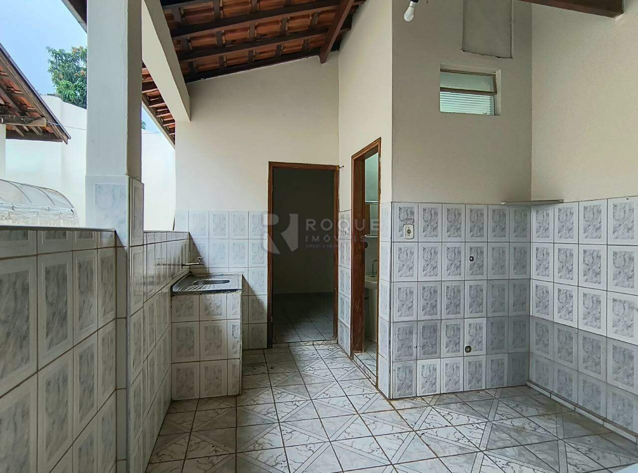 Casa Residencial para aluguel no bairro Jardim Caieira: Fundos
