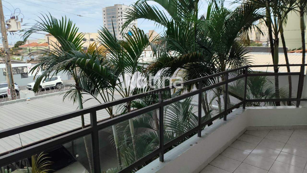 Apartamento para alugar, 3 quartos em Uberlândia no bairro Santa Mônica no valor de R$ 2.000,00 - Rotina Imobiliária: 