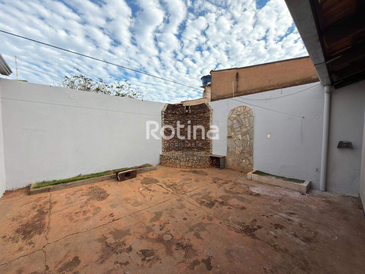 Casa à venda, 3 quartos em Uberlândia no bairro Santa Mônica no valor de R$ 495.000,00 - Rotina Imobiliária: 