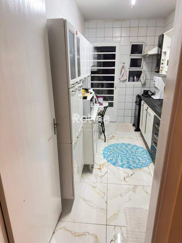 Apartamento para alugar, 3 quartos em Uberlândia no bairro Santa Mônica no valor de R$ 2.300,00 - Rotina Imobiliária: 
