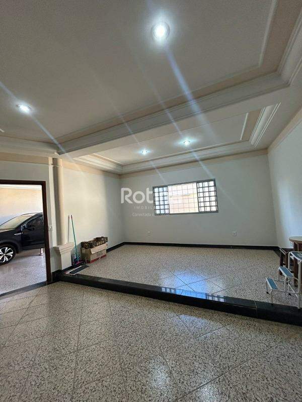 Casa à venda, 3 quartos em Uberlândia no bairro Vigilato Pereira no valor de R$ 1.200.000,00 - Rotina Imobiliária: 