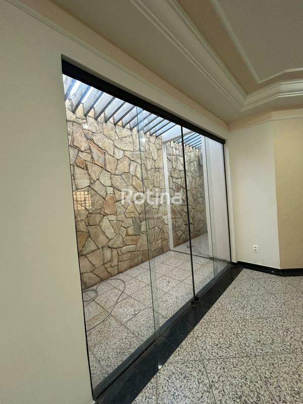 Casa à venda, 3 quartos em Uberlândia no bairro Vigilato Pereira no valor de R$ 1.200.000,00 - Rotina Imobiliária: 