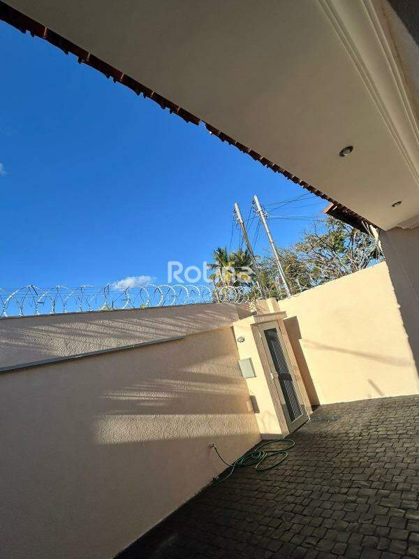 Casa à venda, 3 quartos em Uberlândia no bairro Vigilato Pereira no valor de R$ 1.200.000,00 - Rotina Imobiliária: 