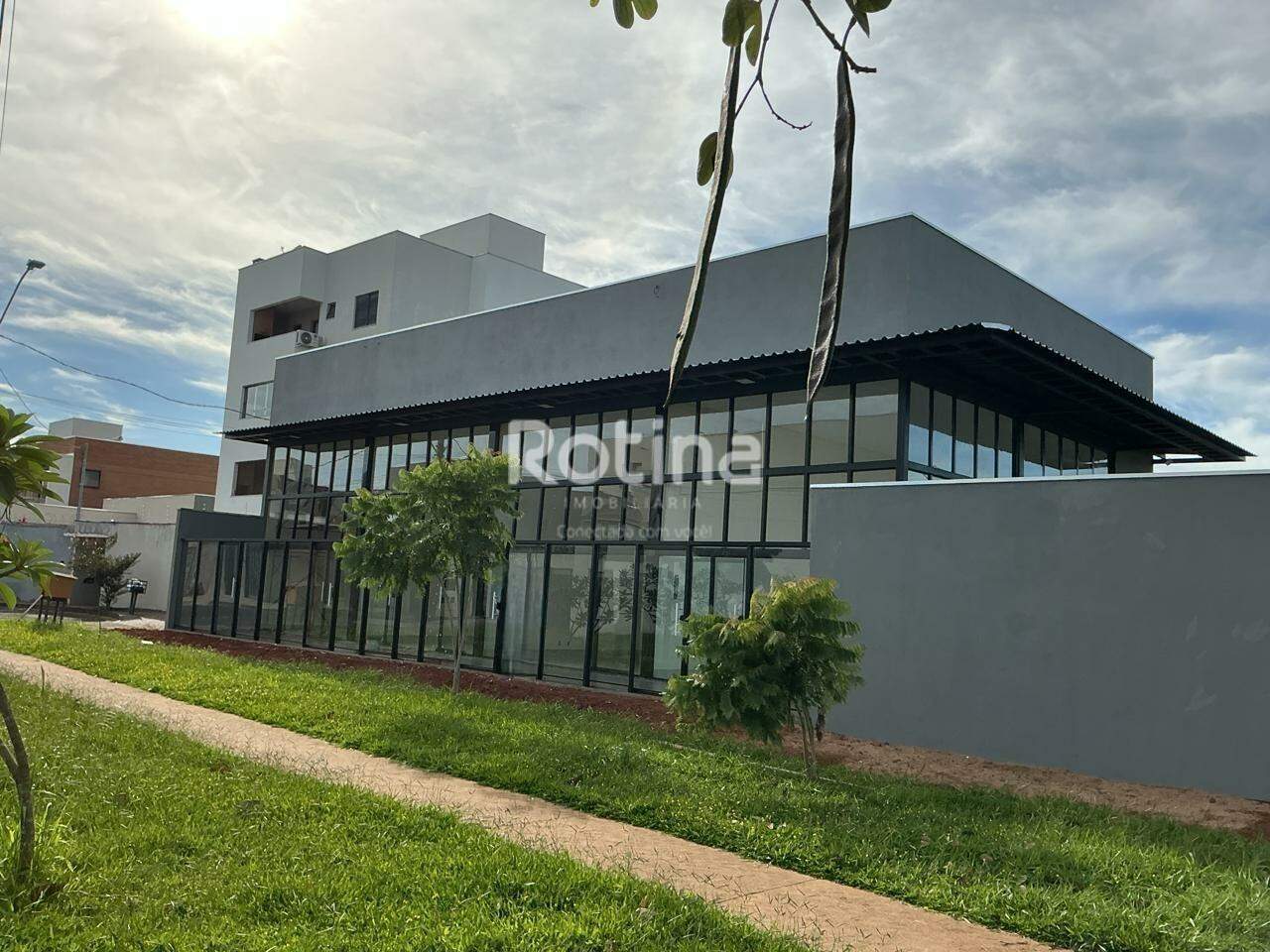 Sala para alugar, em Uberlândia no bairro Novo Mundo no valor de R$ 3.000,00 - Rotina Imobiliária: 