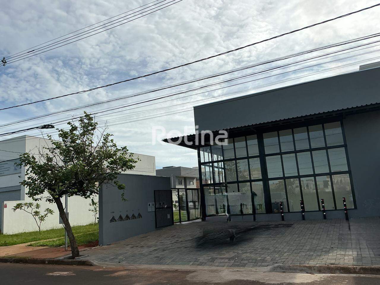 Sala para alugar, em Uberlândia no bairro Novo Mundo no valor de R$ 3.000,00 - Rotina Imobiliária: 
