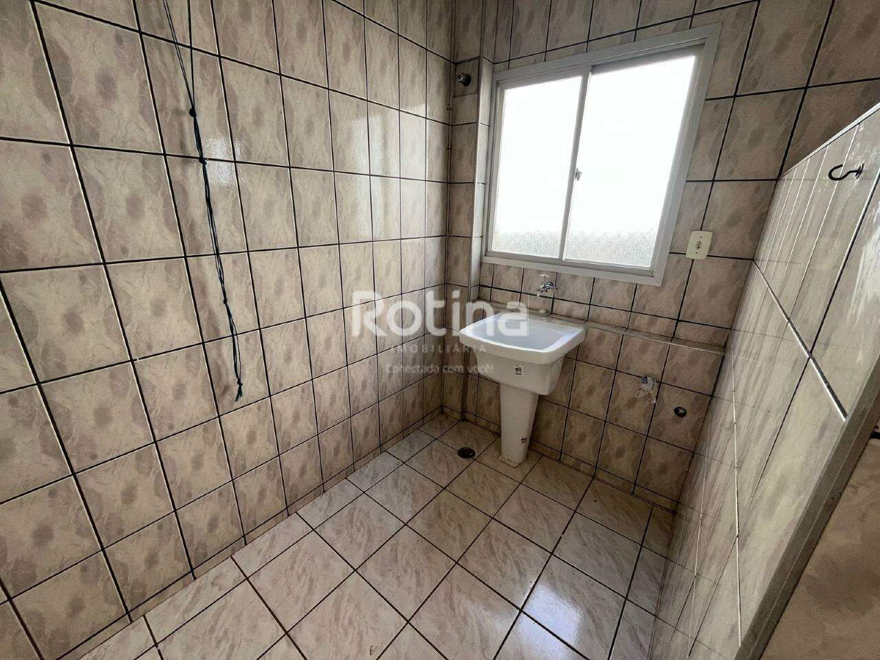 Apartamento à venda, 3 quartos em Uberlândia no bairro Segismundo Pereira no valor de R$ 265.000,00 - Rotina Imobiliária: 