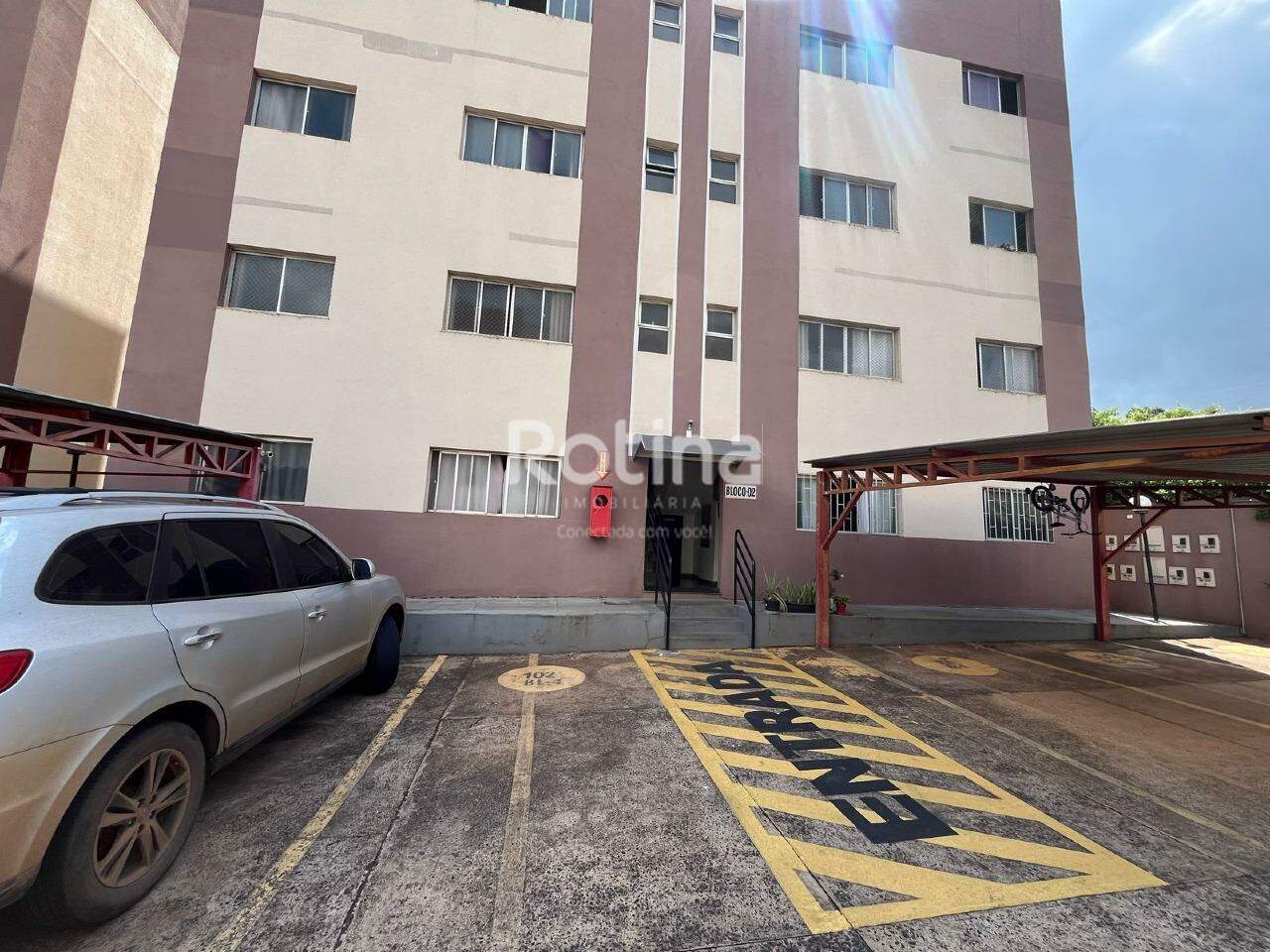 Apartamento à venda, 3 quartos em Uberlândia no bairro Segismundo Pereira no valor de R$ 265.000,00 - Rotina Imobiliária: 