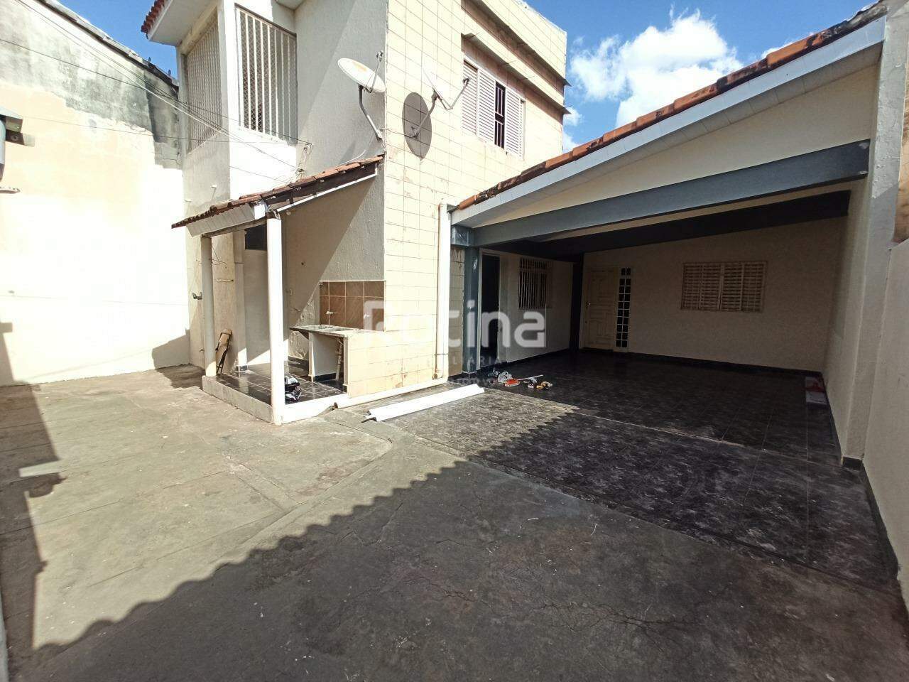 Casa para alugar, 2 quartos em Uberlândia no bairro Tibery no valor de R$ 1.450,00 - Rotina Imobiliária: 