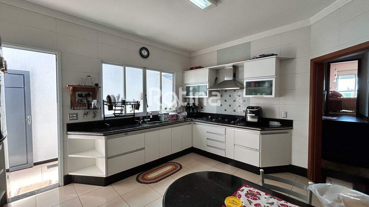 Casa para alugar, 5 quartos em Uberlândia no bairro Cidade Jardim no valor de R$ 13.000,00 - Rotina Imobiliária: 
