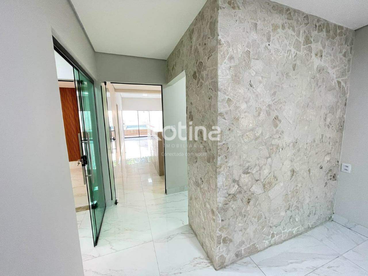 Casa para alugar, 3 quartos em Uberlândia no bairro Martins no valor de R$ 6.900,00 - Rotina Imobiliária: 