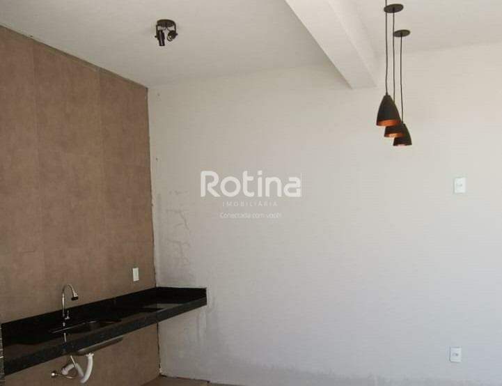 Casa para alugar, 3 quartos em Uberlândia no bairro Umuarama no valor de R$ 3.500,00 - Rotina Imobiliária: 