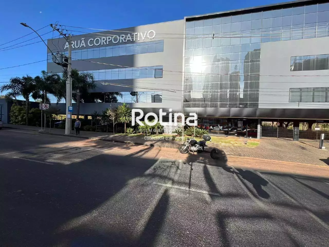 Sala para alugar, em Uberlândia no bairro Jardim Karaíba no valor de R$ 7.868,00 - Rotina Imobiliária: 