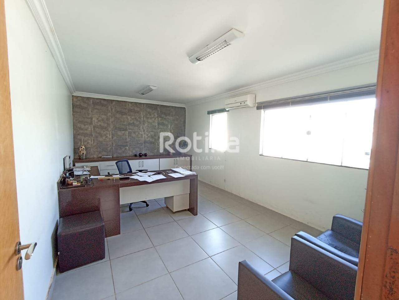 Casa Comercial à venda, em Uberlândia no bairro Nossa Senhora das Graças no valor de R$ 750.000,00 - Rotina Imobiliária: 