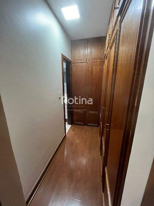 Casa à venda, 4 quartos em Uberlândia no bairro Cidade Jardim no valor de R$ 900.000,00 - Rotina Imobiliária: 