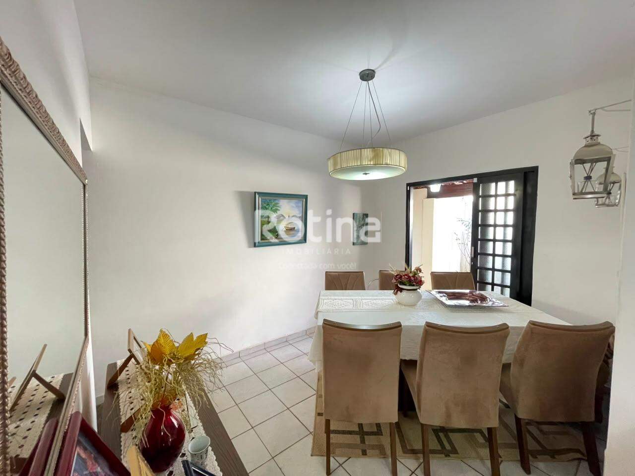 Casa à venda, 3 quartos em Uberlândia no bairro Santa Mônica no valor de R$ 670.000,00 - Rotina Imobiliária: 