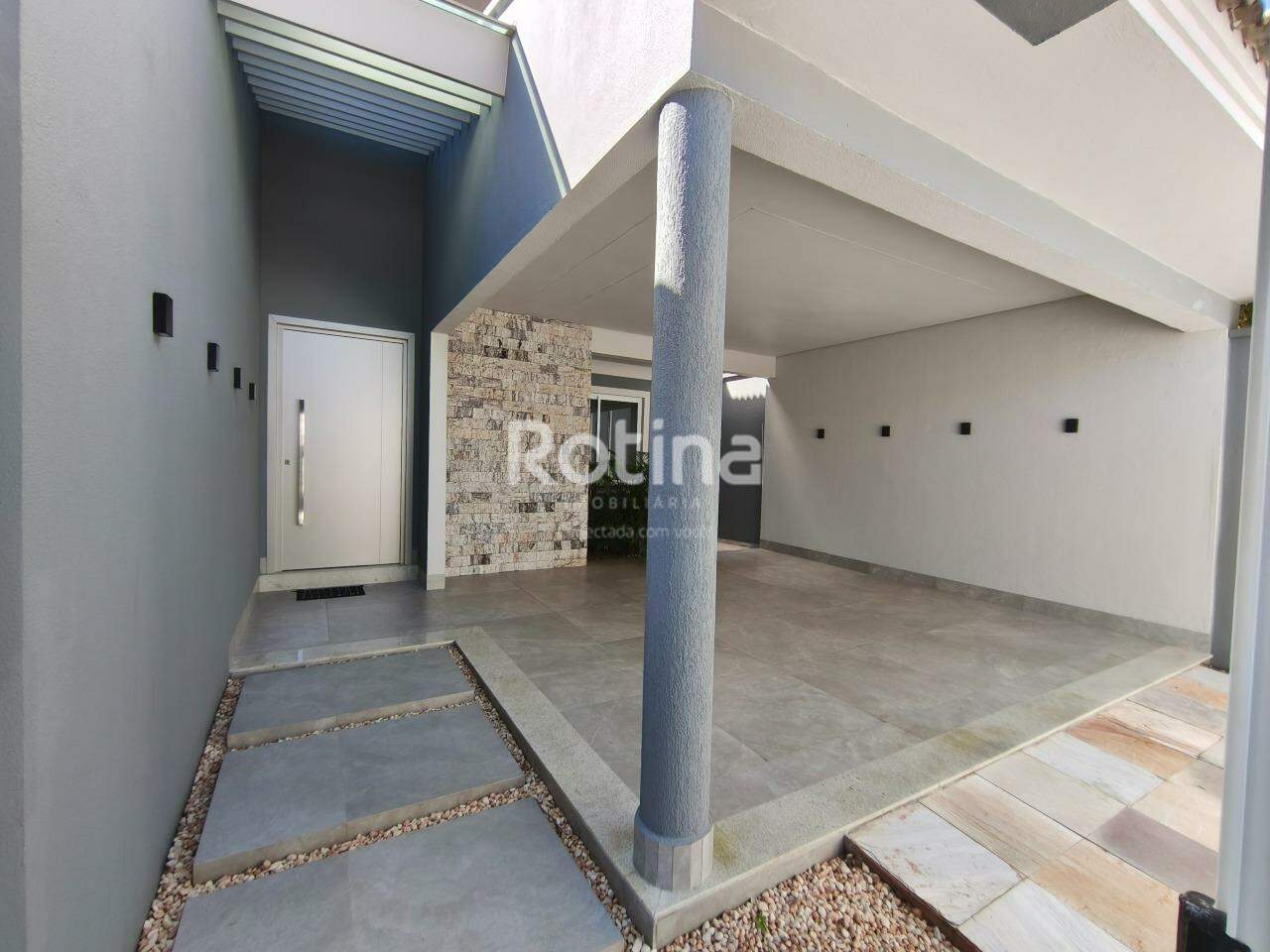 Casa à venda, 5 quartos em Uberlândia no bairro Jardim Karaíba no valor de R$ 2.550.000,00 - Rotina Imobiliária: Entrada