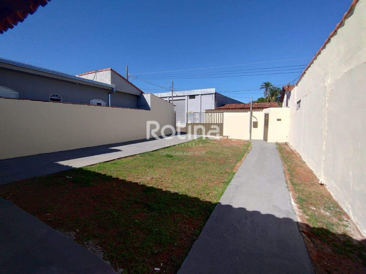 Casa para alugar, 3 quartos em Uberlândia no bairro Nossa Senhora das Graças no valor de R$ 2.200,00 - Rotina Imobiliária: 