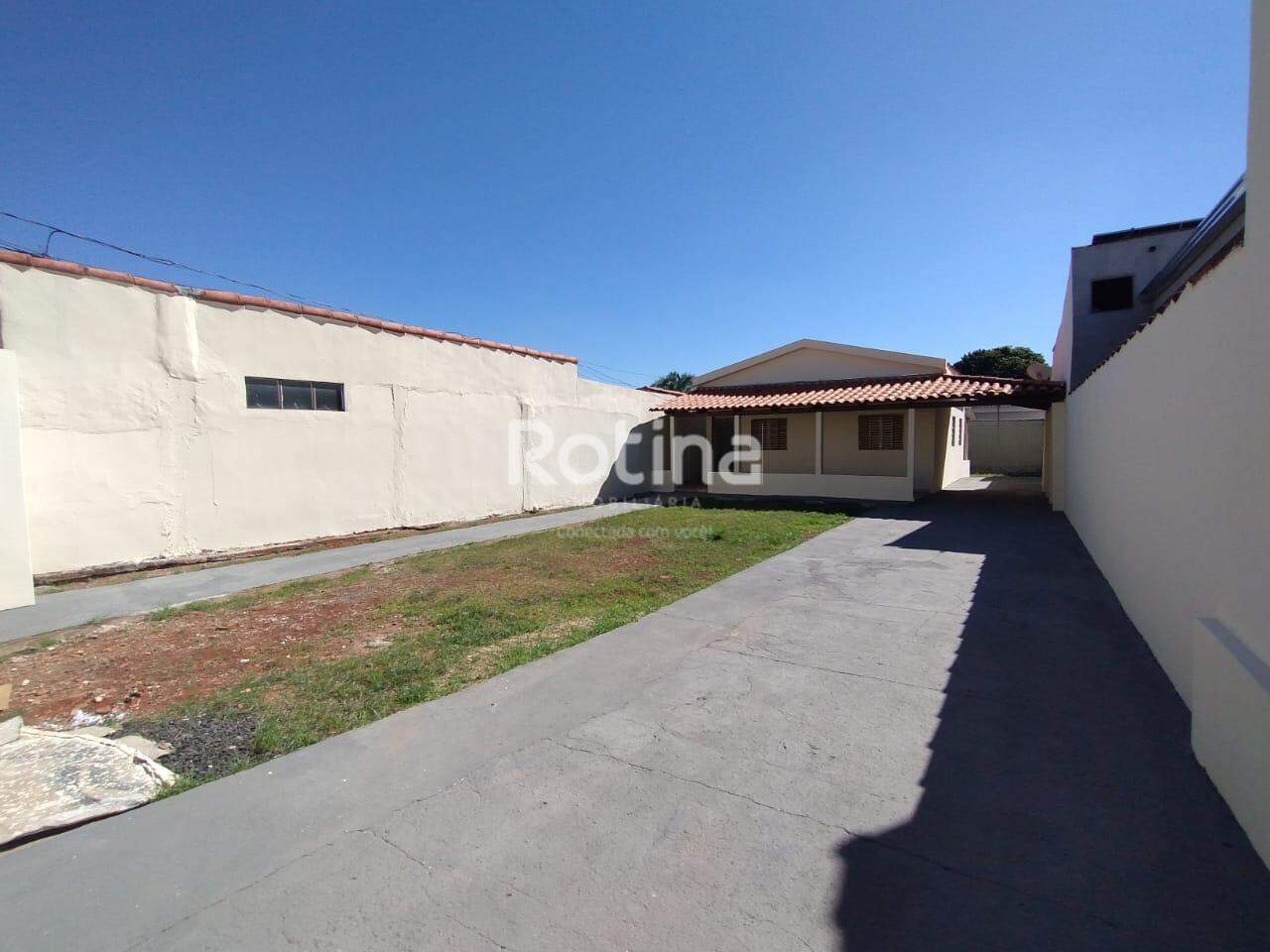 Casa para alugar, 3 quartos em Uberlândia no bairro Nossa Senhora das Graças no valor de R$ 2.200,00 - Rotina Imobiliária: 