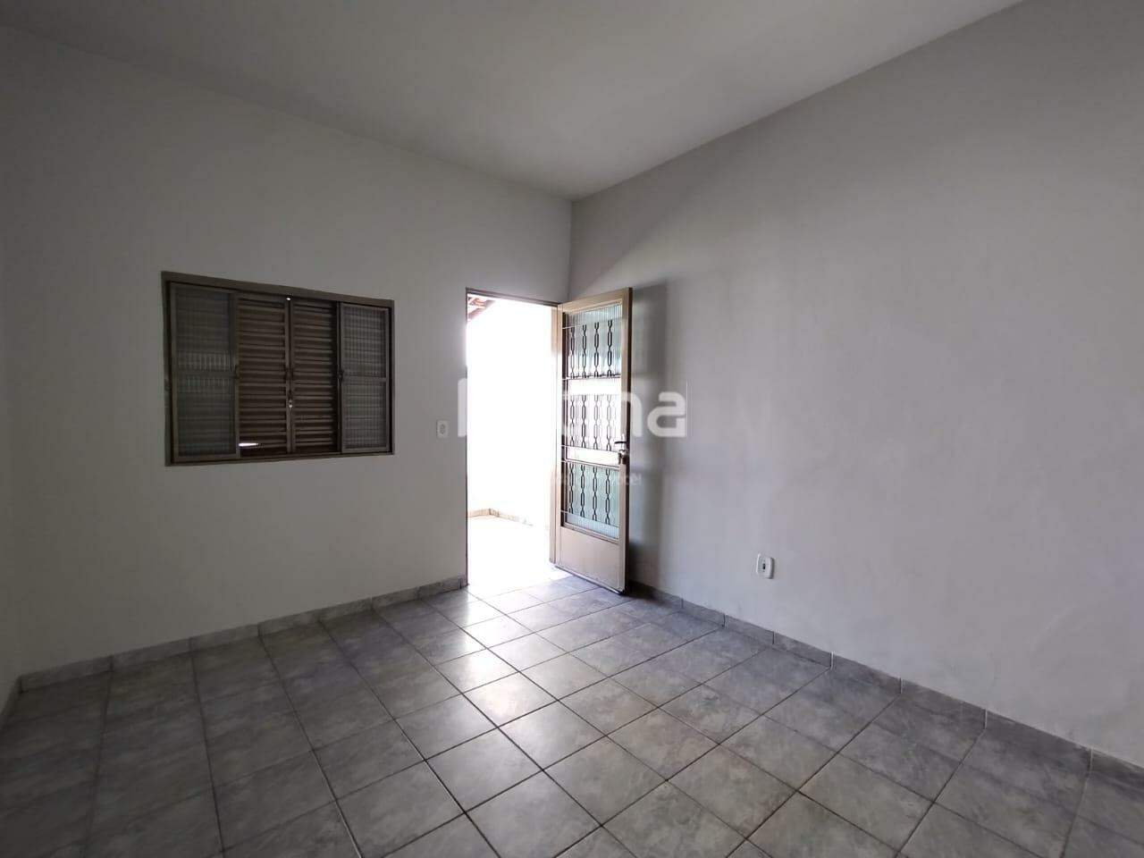 Casa para alugar, 3 quartos em Uberlândia no bairro Nossa Senhora das Graças no valor de R$ 2.200,00 - Rotina Imobiliária: 