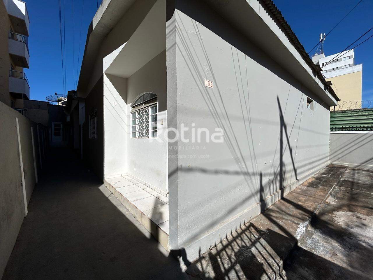 Colônia à venda, 3 quartos em Uberlândia no bairro Santa Mônica no valor de R$ 740.000,00 - Rotina Imobiliária: 
