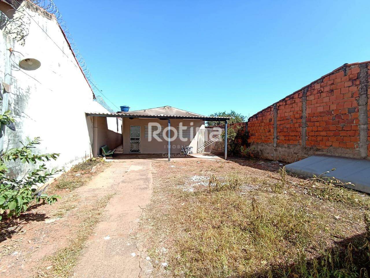 Casa à venda, 3 quartos em Uberlândia no bairro Nossa Senhora das Graças no valor de R$ 500.000,00 - Rotina Imobiliária: 