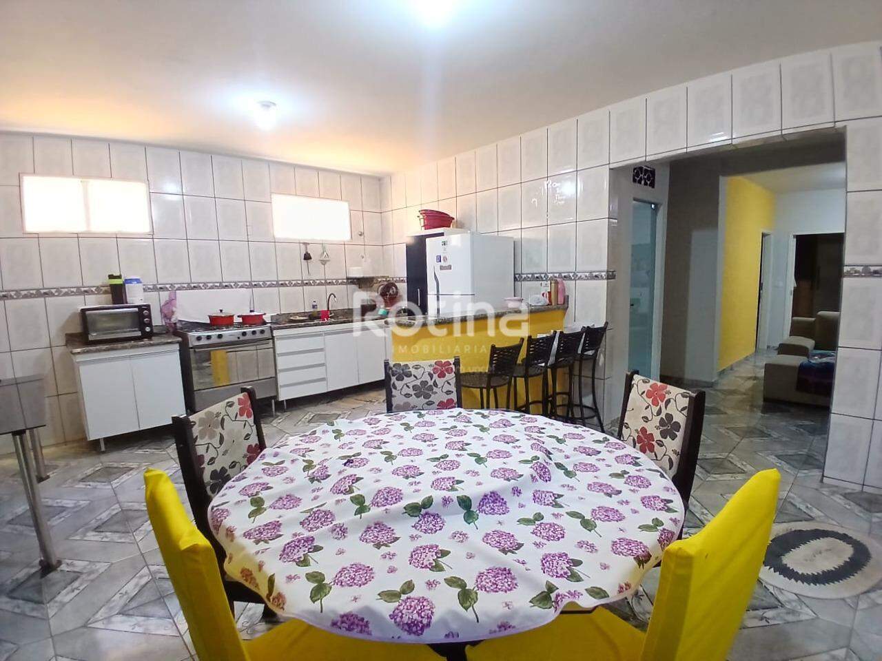 Casa para alugar, 3 quartos em Uberlândia no bairro São Jorge no valor de R$ 2.300,00 - Rotina Imobiliária: 