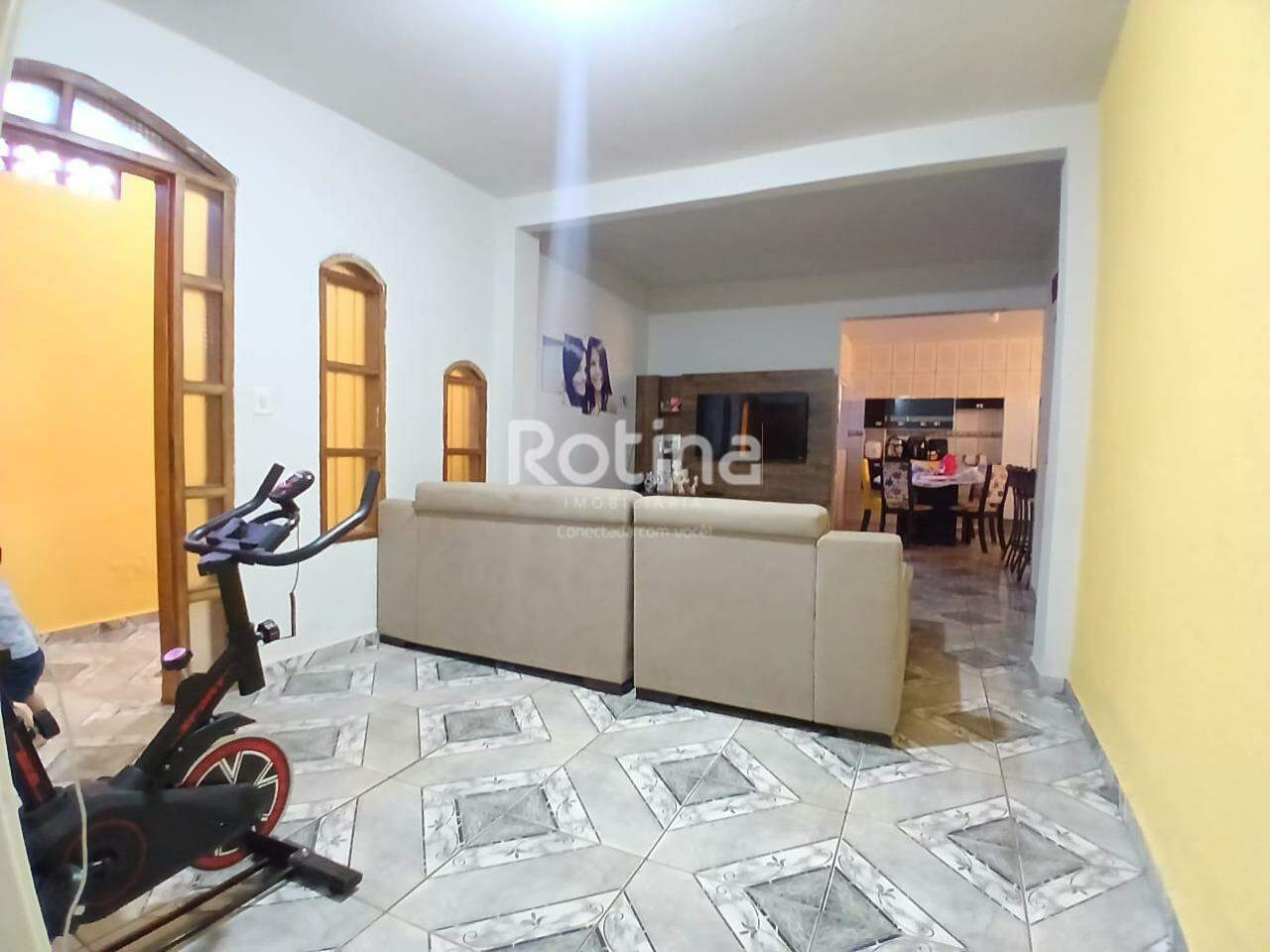 Casa para alugar, 3 quartos em Uberlândia no bairro São Jorge no valor de R$ 2.300,00 - Rotina Imobiliária: 