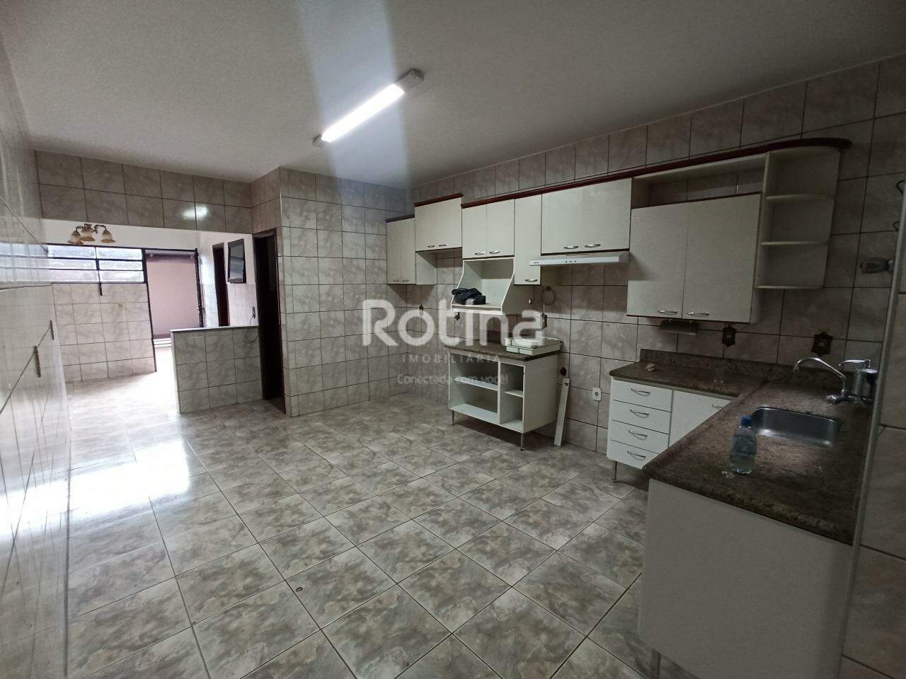 Casa para alugar, 3 quartos em Uberlândia no bairro Planalto no valor de R$ 4.000,00 - Rotina Imobiliária: 
