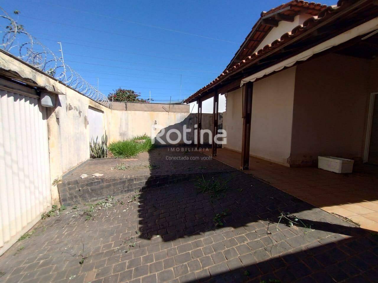 Casa para alugar, 3 quartos em Uberlândia no bairro Vigilato Pereira no valor de R$ 1.500,00 - Rotina Imobiliária: 
