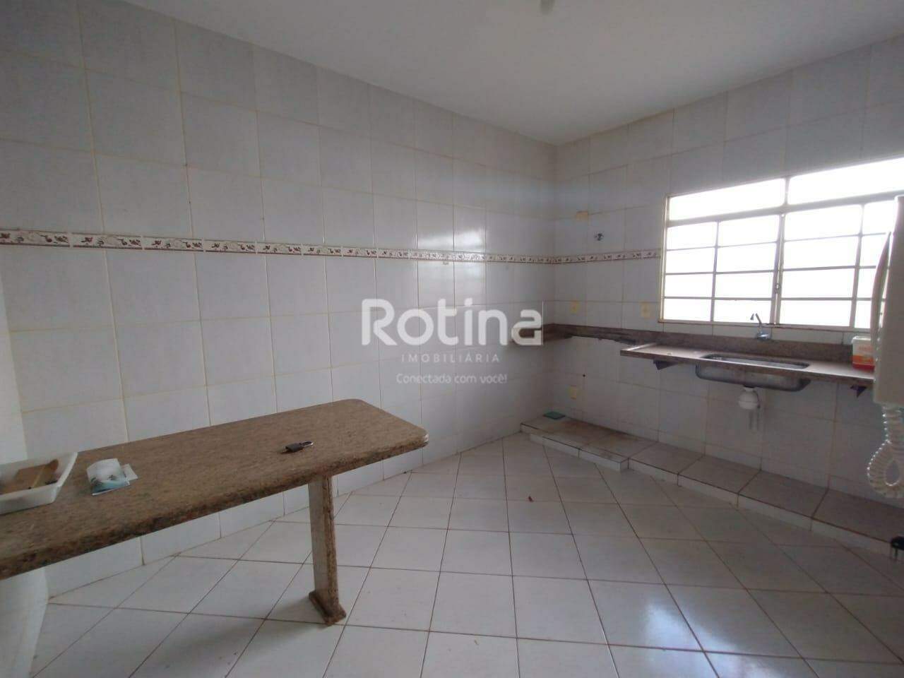 Casa para alugar, 3 quartos em Uberlândia no bairro Vigilato Pereira no valor de R$ 1.500,00 - Rotina Imobiliária: 