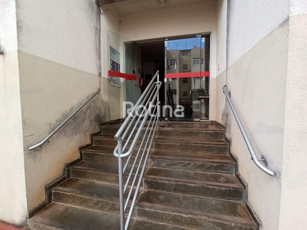 Apartamento para alugar, 3 quartos em Uberlândia no bairro Segismundo Pereira no valor de R$ 1.500,00 - Rotina Imobiliária: 