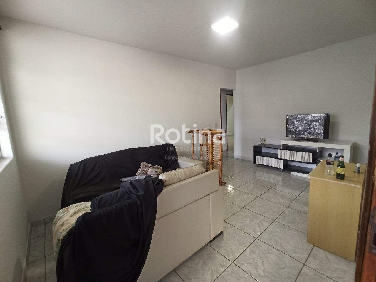 Casa para alugar, 3 quartos em Uberlândia no bairro Brasil no valor de R$ 2.000,00 - Rotina Imobiliária: 
