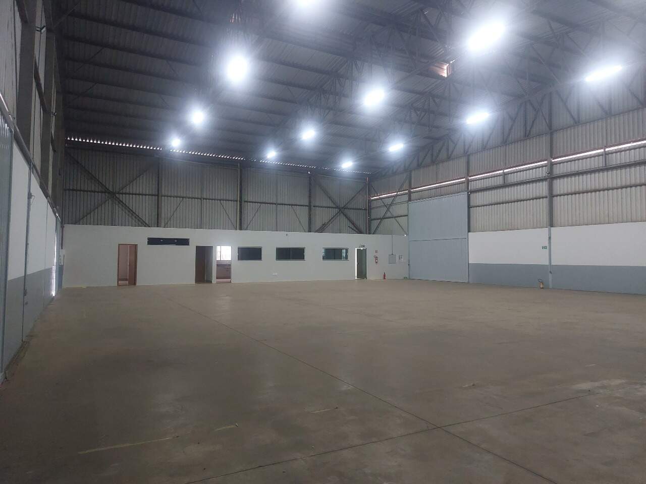 Galpão para alugar, em Uberlândia no bairro Distrito Industrial no valor de R$ 18.000,00 - Rotina Imobiliária: 