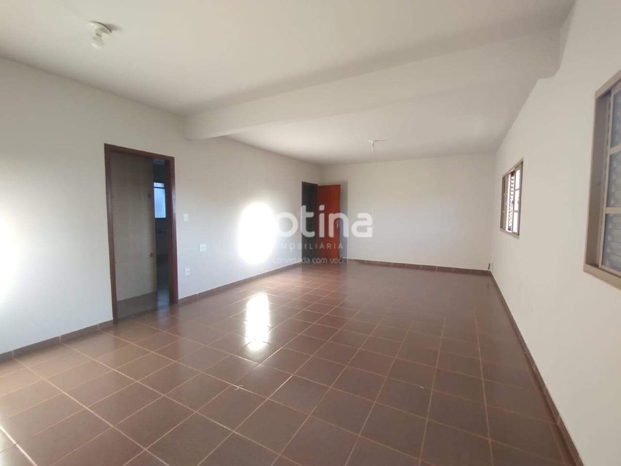 Apartamento para alugar, 3 quartos em Uberlândia no bairro Nossa Senhora Aparecida no valor de R$ 2.500,00 - Rotina Imobiliária: 