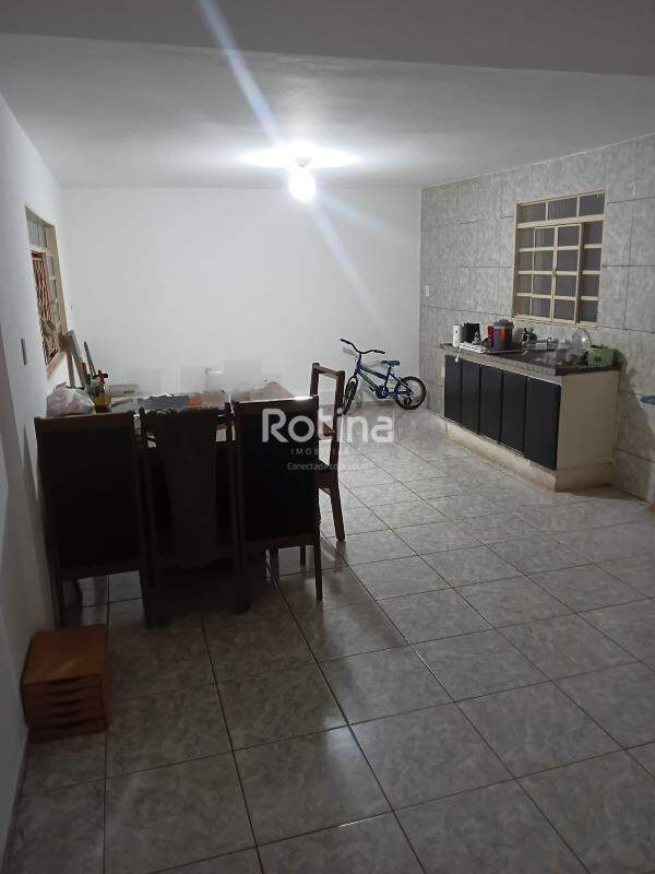 Casa para alugar, 3 quartos em Uberlândia no bairro Planalto no valor de R$ 2.200,00 - Rotina Imobiliária: 