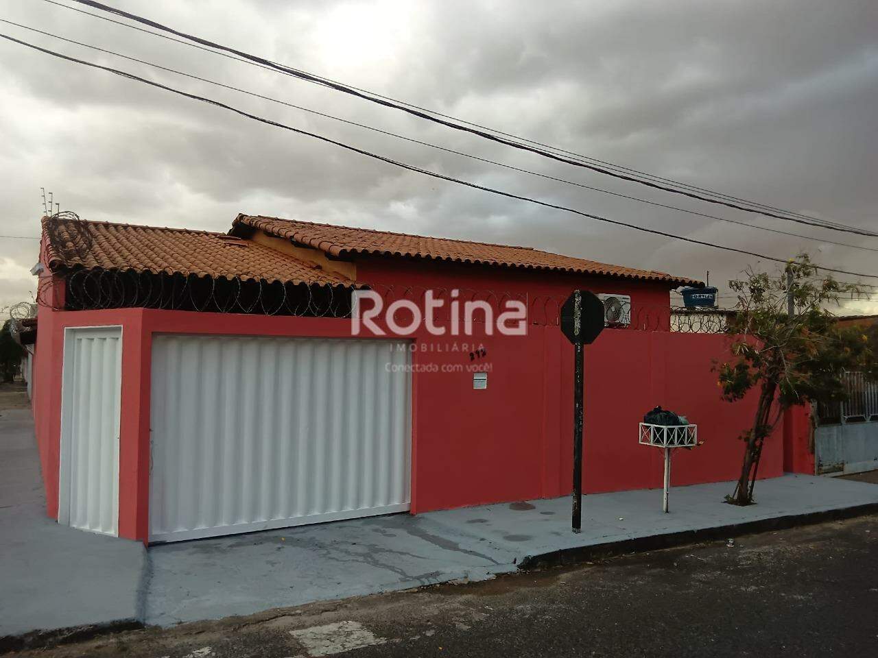 Casa para alugar, 3 quartos em Uberlândia no bairro Planalto no valor de R$ 2.200,00 - Rotina Imobiliária: 