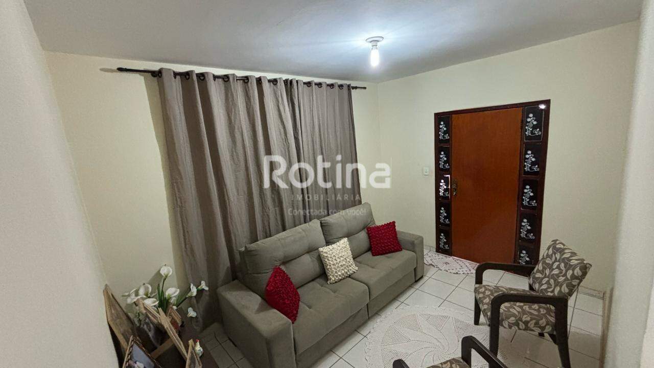 Casa à venda, 4 quartos em Uberlândia no bairro Segismundo Pereira no valor de R$ 800.000,00 - Rotina Imobiliária: Sala de estar