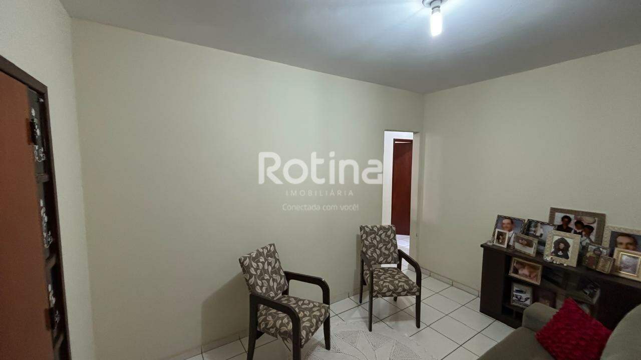 Casa à venda, 4 quartos em Uberlândia no bairro Segismundo Pereira no valor de R$ 800.000,00 - Rotina Imobiliária: Sala de estar