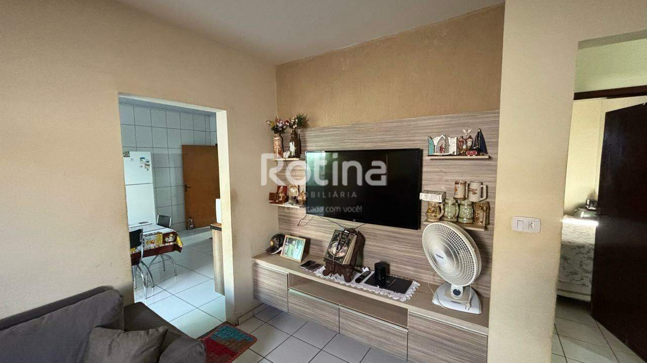 Casa à venda, 4 quartos em Uberlândia no bairro Segismundo Pereira no valor de R$ 800.000,00 - Rotina Imobiliária: Sala de TV