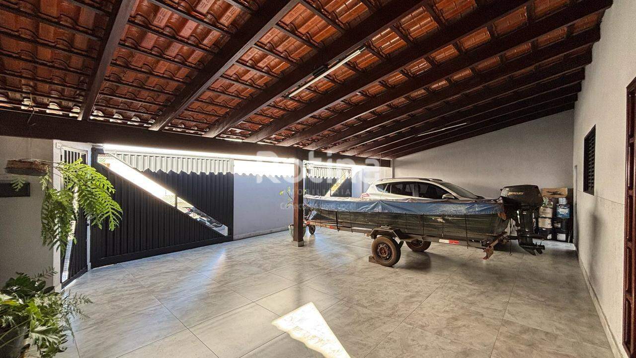 Casa à venda, 4 quartos em Uberlândia no bairro Segismundo Pereira no valor de R$ 800.000,00 - Rotina Imobiliária: P/ Quatro Veículos