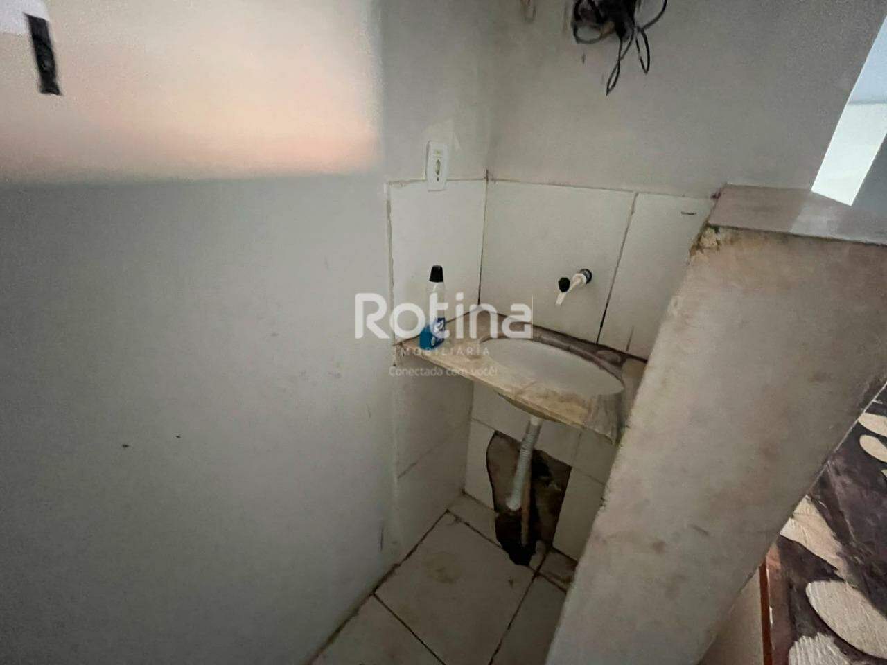 Comercial para alugar, em Uberlândia no bairro Santa Mônica no valor de R$ 1.700,00 - Rotina Imobiliária: 