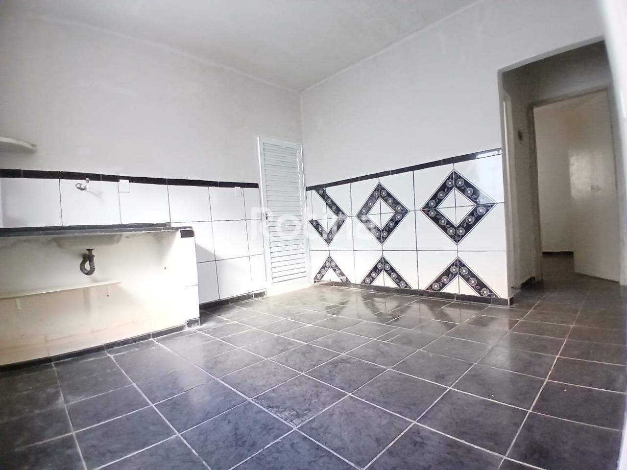Casa para alugar, 2 quartos em Uberlândia no bairro Laranjeiras no valor de R$ 1.300,00 - Rotina Imobiliária: 