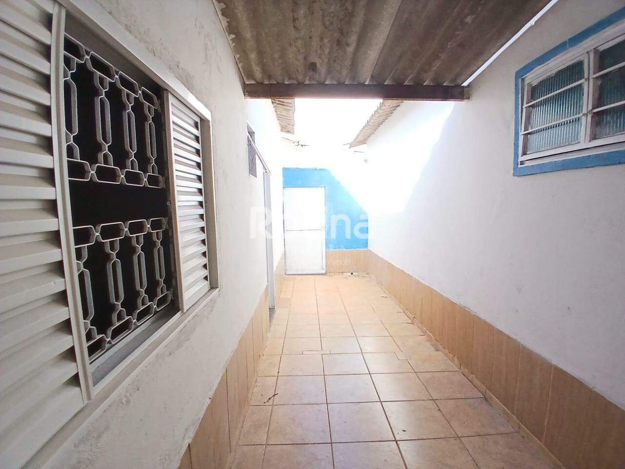 Casa para alugar, 2 quartos em Uberlândia no bairro Laranjeiras no valor de R$ 1.300,00 - Rotina Imobiliária: 