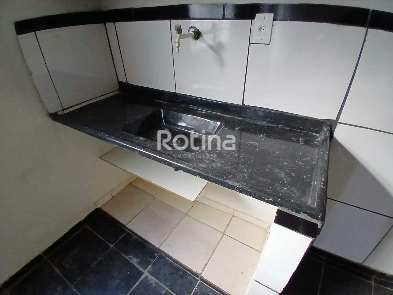 Casa para alugar, 2 quartos em Uberlândia no bairro Laranjeiras no valor de R$ 1.300,00 - Rotina Imobiliária: 
