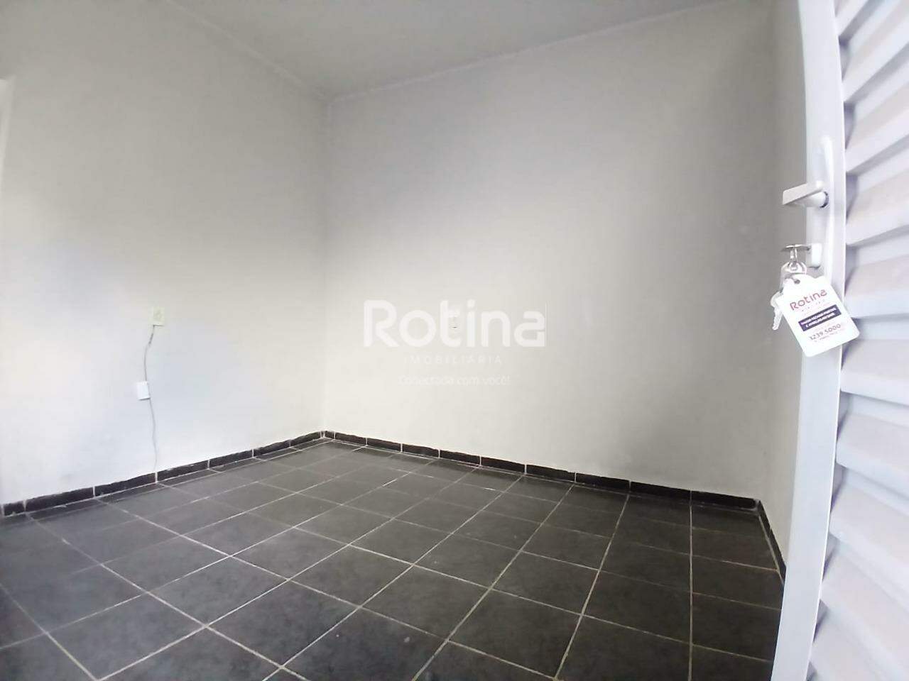 Casa para alugar, 2 quartos em Uberlândia no bairro Laranjeiras no valor de R$ 1.300,00 - Rotina Imobiliária: 