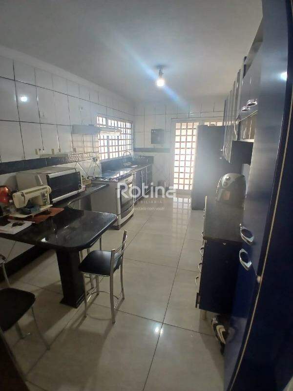 Casa à venda, 3 quartos em Uberlândia no bairro Presidente Roosevelt no valor de R$ 650.000,00 - Rotina Imobiliária: 