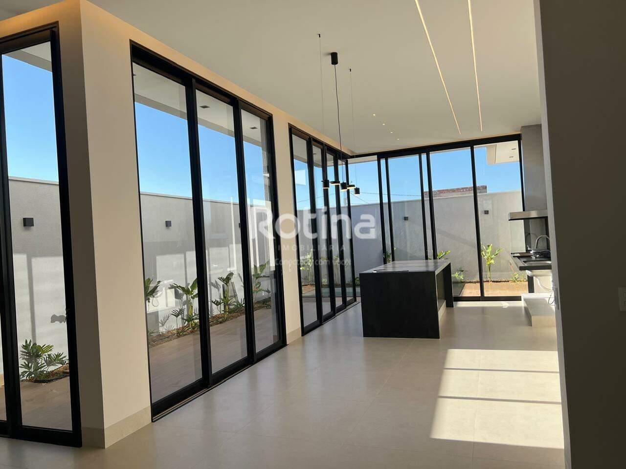 Casa Condomínio Fechado à venda, 3 quartos em Uberlândia no bairro Novo Mundo no valor de R$ 1.680.000,00 - Rotina Imobiliária: 