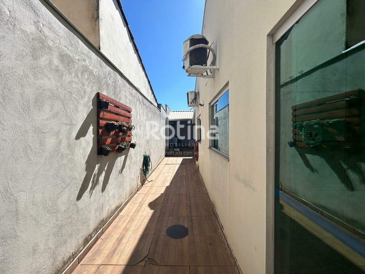 Casa para alugar, 2 quartos em Uberlândia no bairro Jardim das Palmeiras no valor de R$ 3.500,00 - Rotina Imobiliária: 