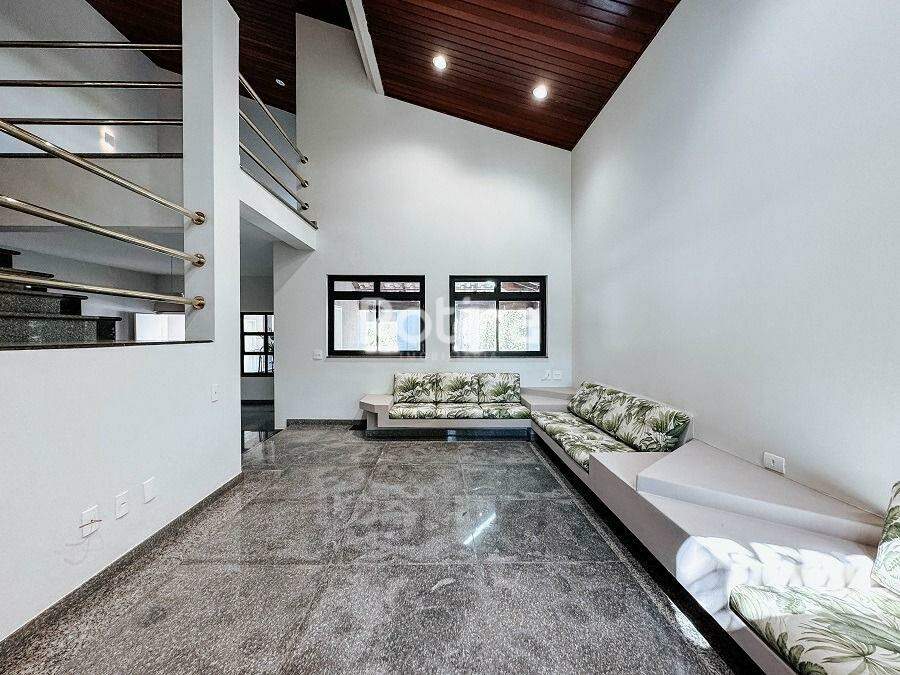 Casa para alugar, 4 quartos em Uberlândia no bairro Cidade Jardim no valor de R$ 37.000,00 - Rotina Imobiliária: 
