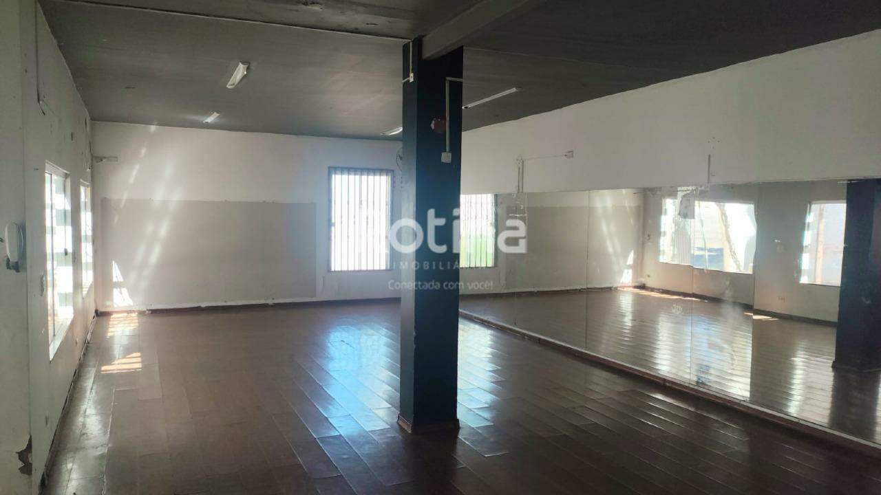 Comercial para alugar, em Uberlândia no bairro Osvaldo Rezende no valor de R$ 2.000,00 - Rotina Imobiliária: 